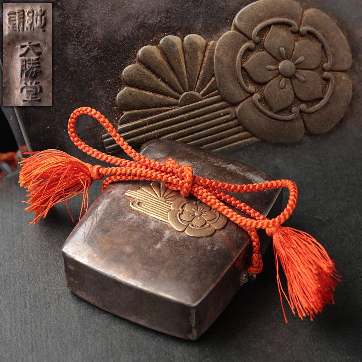 FC351 【大勝堂造】下賜品 純銀 ボンボニエール 縦5.5cm 重55g 純銀刻 昭和三年 相川家 楠家 菊水紋章入・箱形菓子器 茶道具拍卖