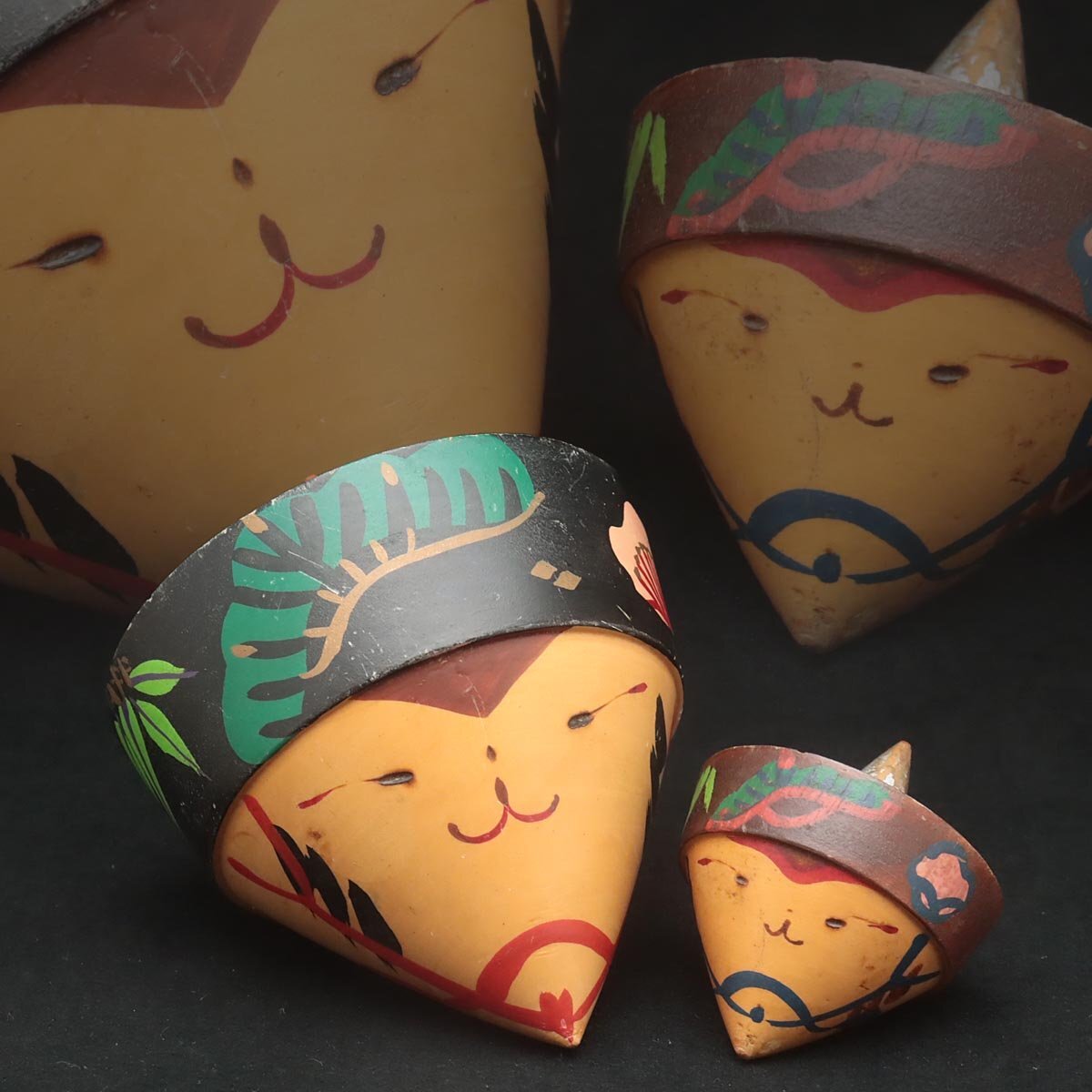 JP069 【福島汪江 作】伝統工芸 創作こけし 猿/申顔 独楽・こま 二点 置物 床置 民芸品 郷土玩具 伝統工芸 縁起物拍卖