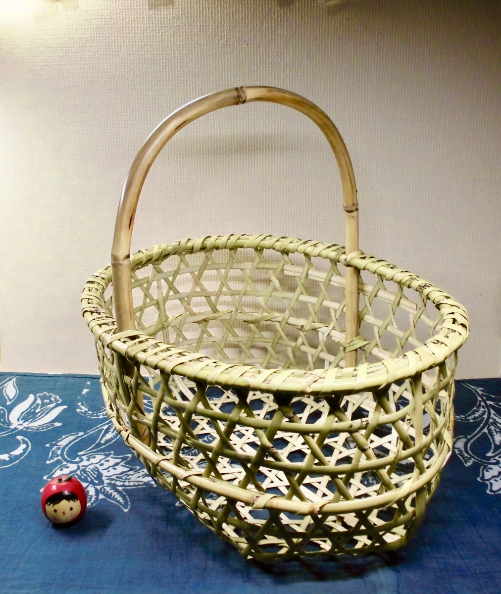 【伝承300年老舗造り】りんごかご(中)★深山根曲り竹★六ツ目編み5段★横30cm前後★青森県伝統工芸・作業篭★新品未使用品★RKN-45拍卖