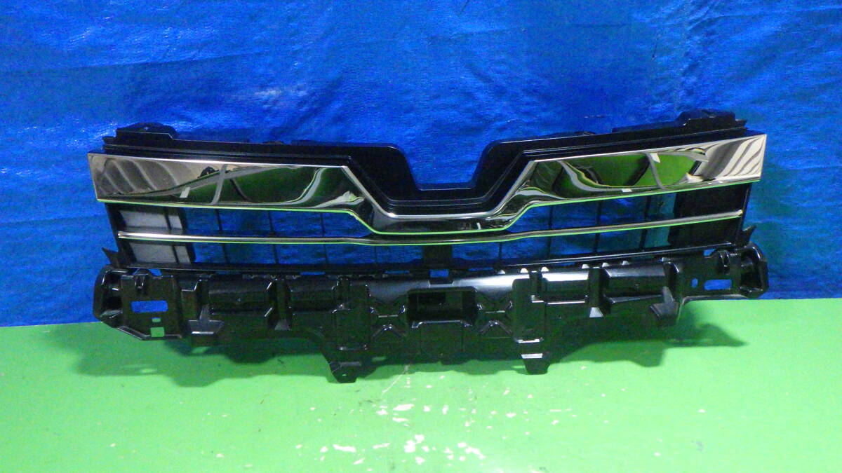 71023-3 ZRR80W ZWR80W ヴォクシー 後期 ラジエーターグリル メッキパネル付き拍卖