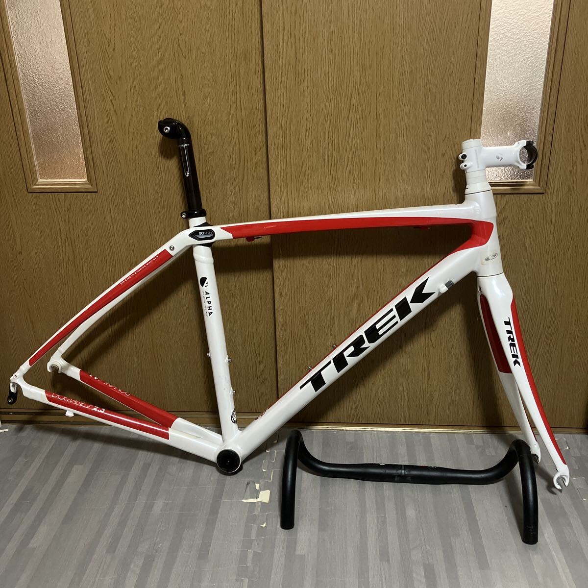 【送料無料】TREK DOMANE2.3 2015 47 アルミフレーム 160〜170位の方向け ステム、ハンドル、シートポスト付属 シマノBB圧入済み拍卖