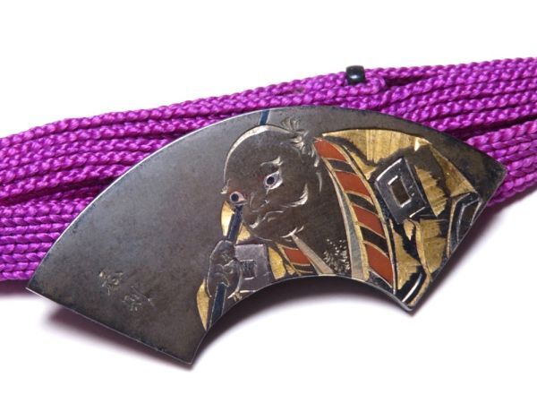 【12149】和装小物 大正~昭和 赤銅地 人物彫金 帯留め (銘・春則)(初品・買取品)拍卖