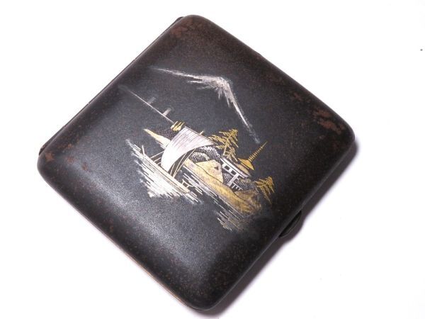 【12157】明治期 煙草道具 鉄地 富士山図 金銀象嵌入り シガレットケース(初品・買取品)拍卖