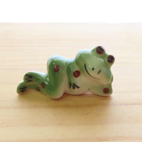 〓 新品 〓 カエル の 置物 〓 蛙 縁起物 幸運 子孫繁栄 子宝 金運 仕事運 陶器 箸置き エスニック アジアン おしゃれ 〓T005拍卖