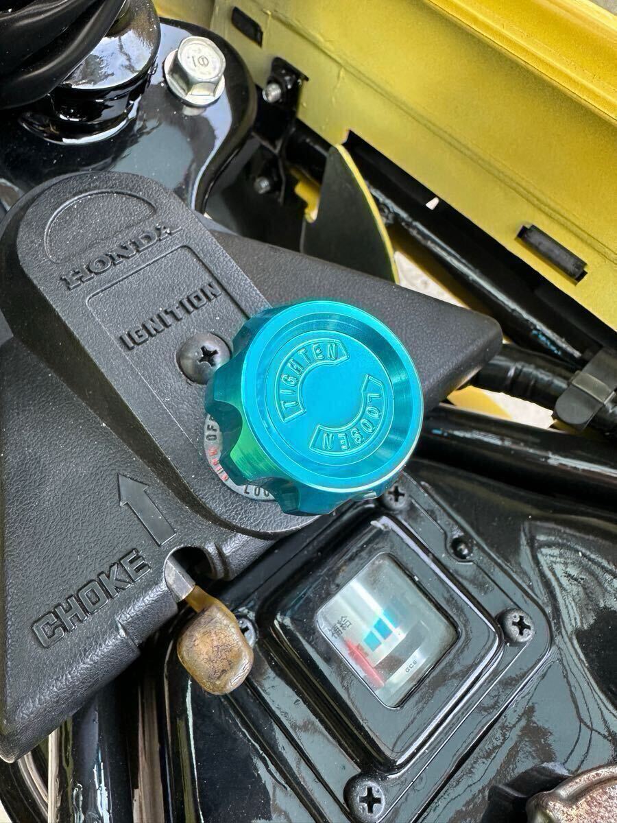 ホンダ モトコンポ ハンドルノブ風キーホルダー(アルミ削り出し加工、ライトブルーカラーアルマイト加工品)ノブプラグ部分2種類付き拍卖