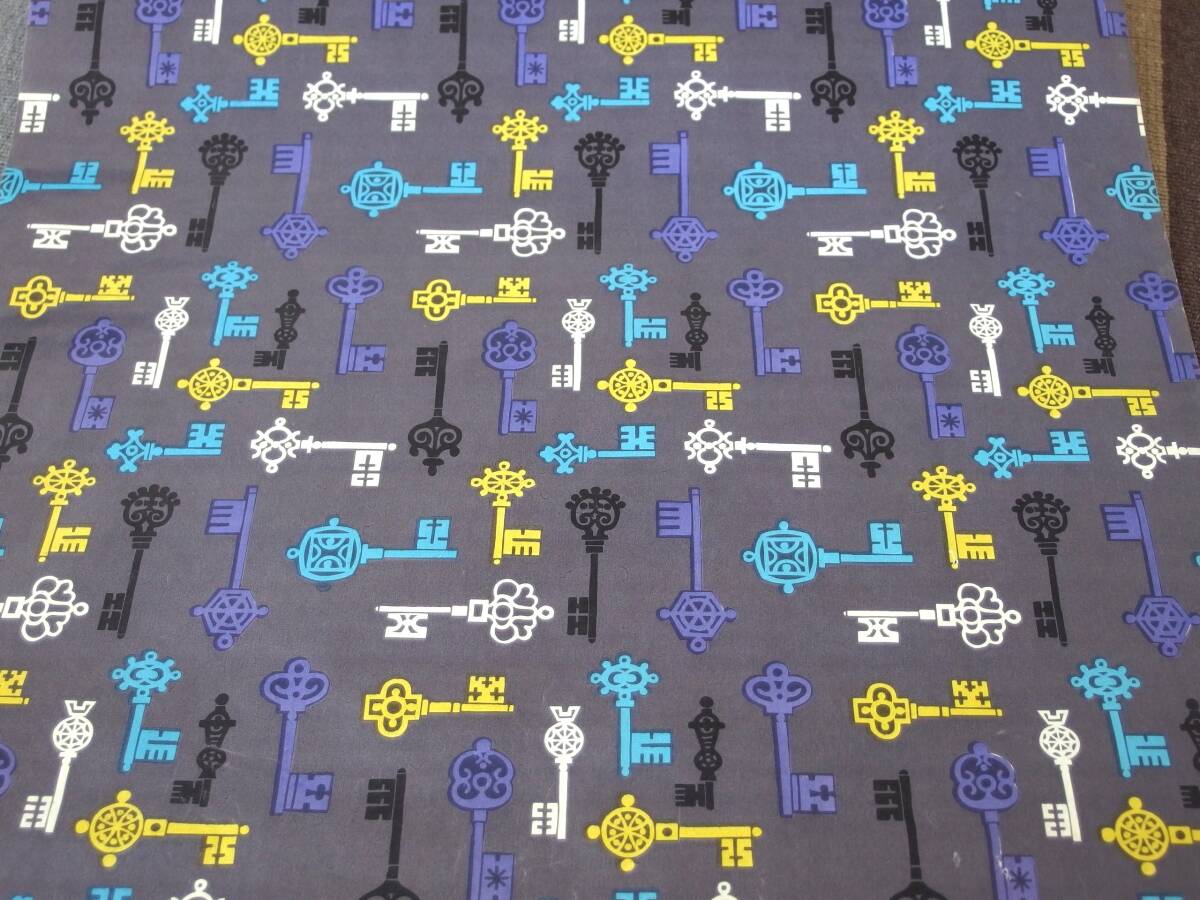 スイス製 ヴィンテージ&レトロ ワックスペーパー,包装紙 (ダークグレーにアンティーク鍵) 50cm×50cm拍卖
