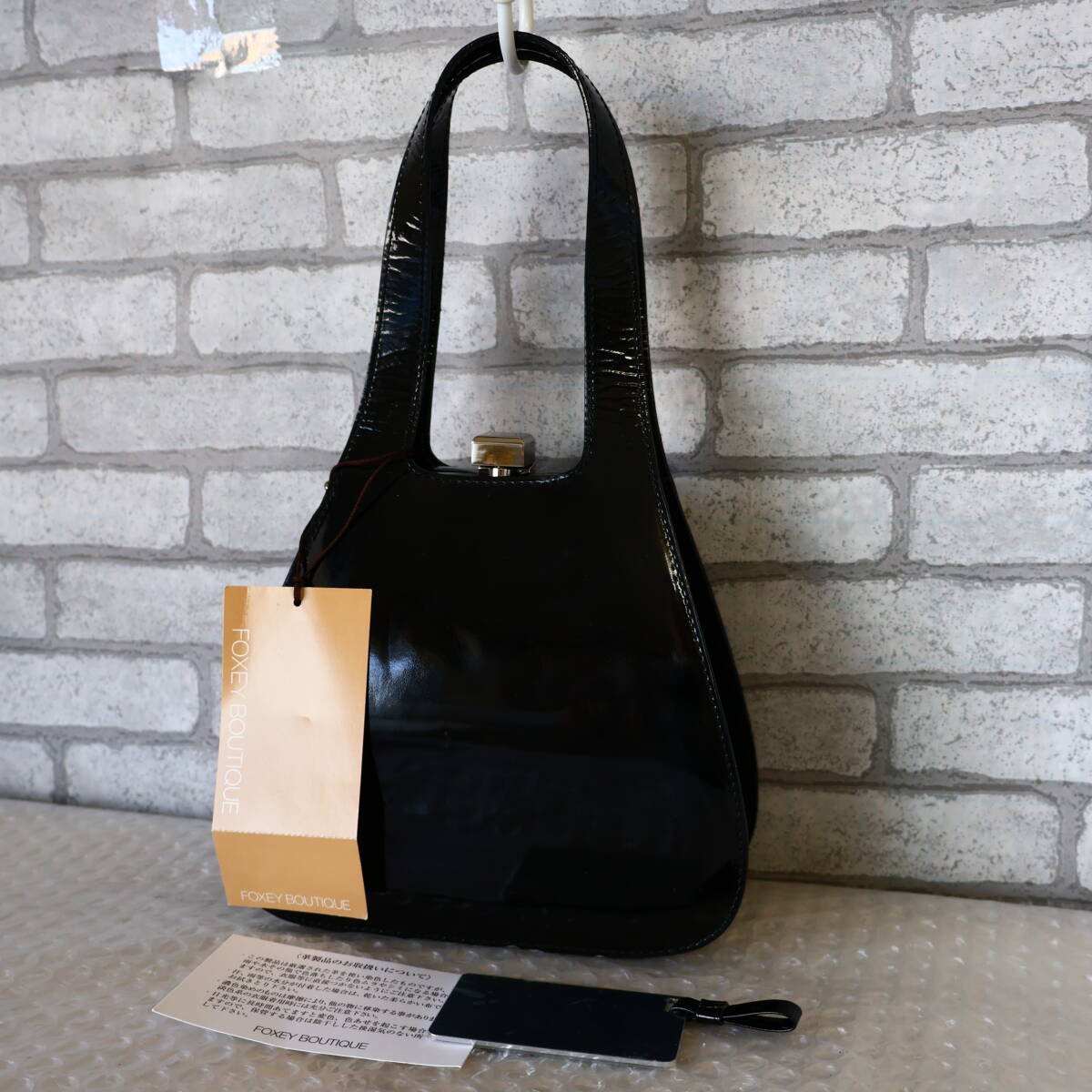 ◆未使用品*日本製*FOXEY/フォクシー*エナメルレザー*ハンドバッグ*黒◆拍卖