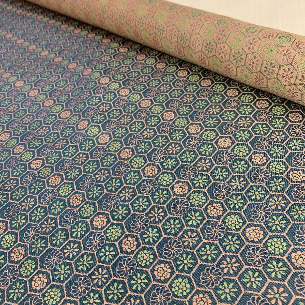 No.182 表装表具用裂地 正絹切り売り1m 掛軸屏風額衝立パッチワーク手芸ハンドクラフトなどに 検)唐草牡丹花金襴緞子反物真言日蓮四国集印拍卖