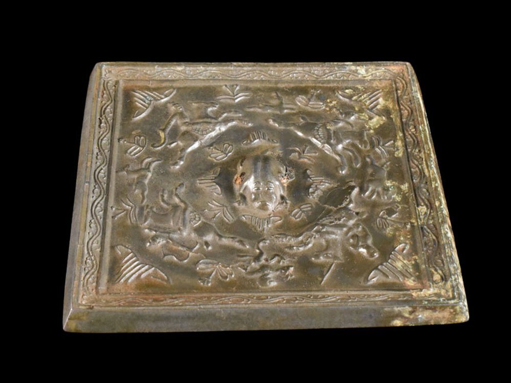 【雲】某名家委託品 時代 蛙摘 唐草動物紋古銅鏡 15.5×15.5×1.5cm 古美術品(中国古玩旧家蔵出)BY5638 OTkjuy拍卖