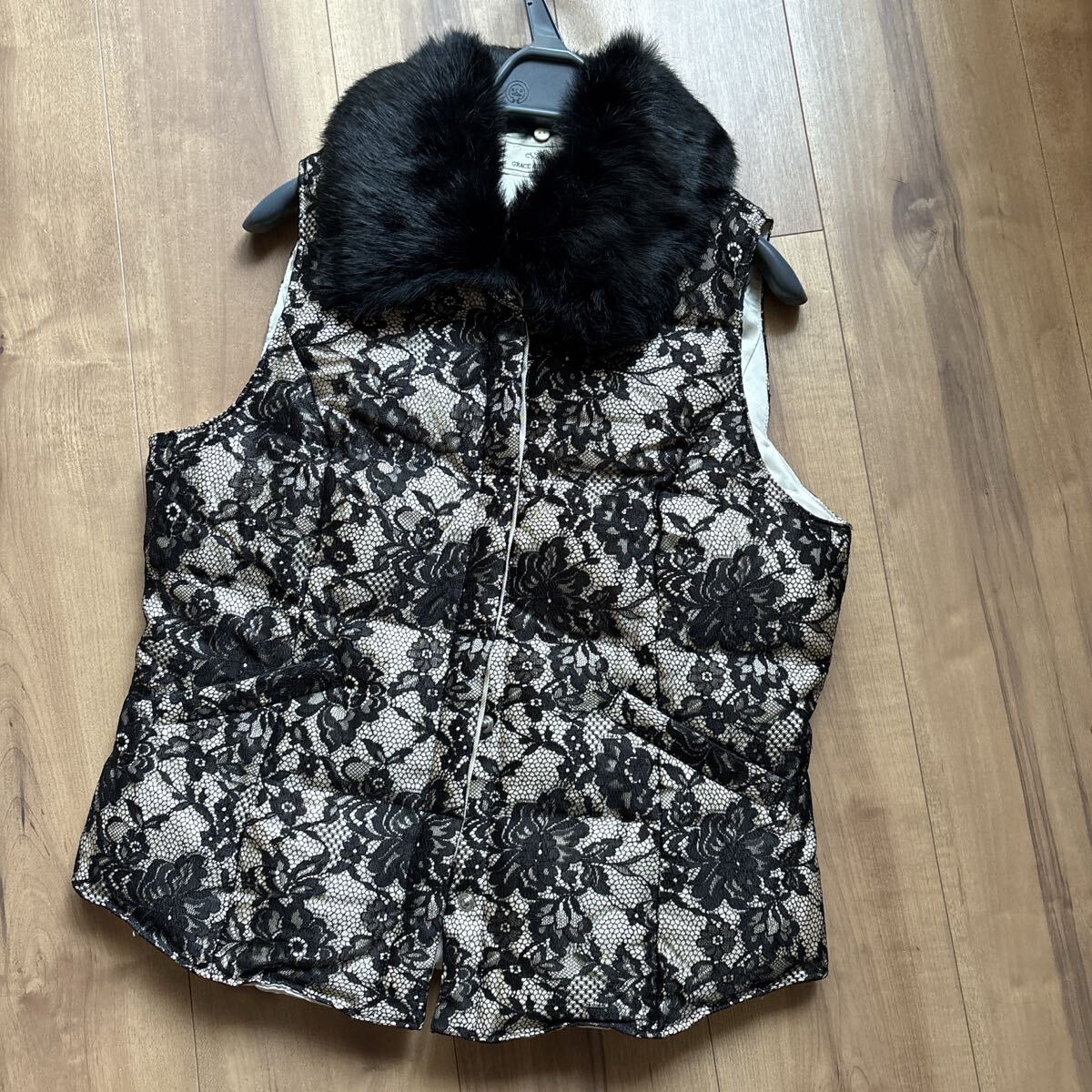 グレースコンチネンタル ジレ ダウンジレ ラビットファー レース柄ダウンベスト拍卖