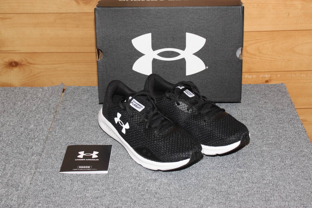 未使用 23.5㎝ アンダーアーマー ランニングシューズ ジョギングシューズ チャージド パスート3 3024889-001 送料無料拍卖