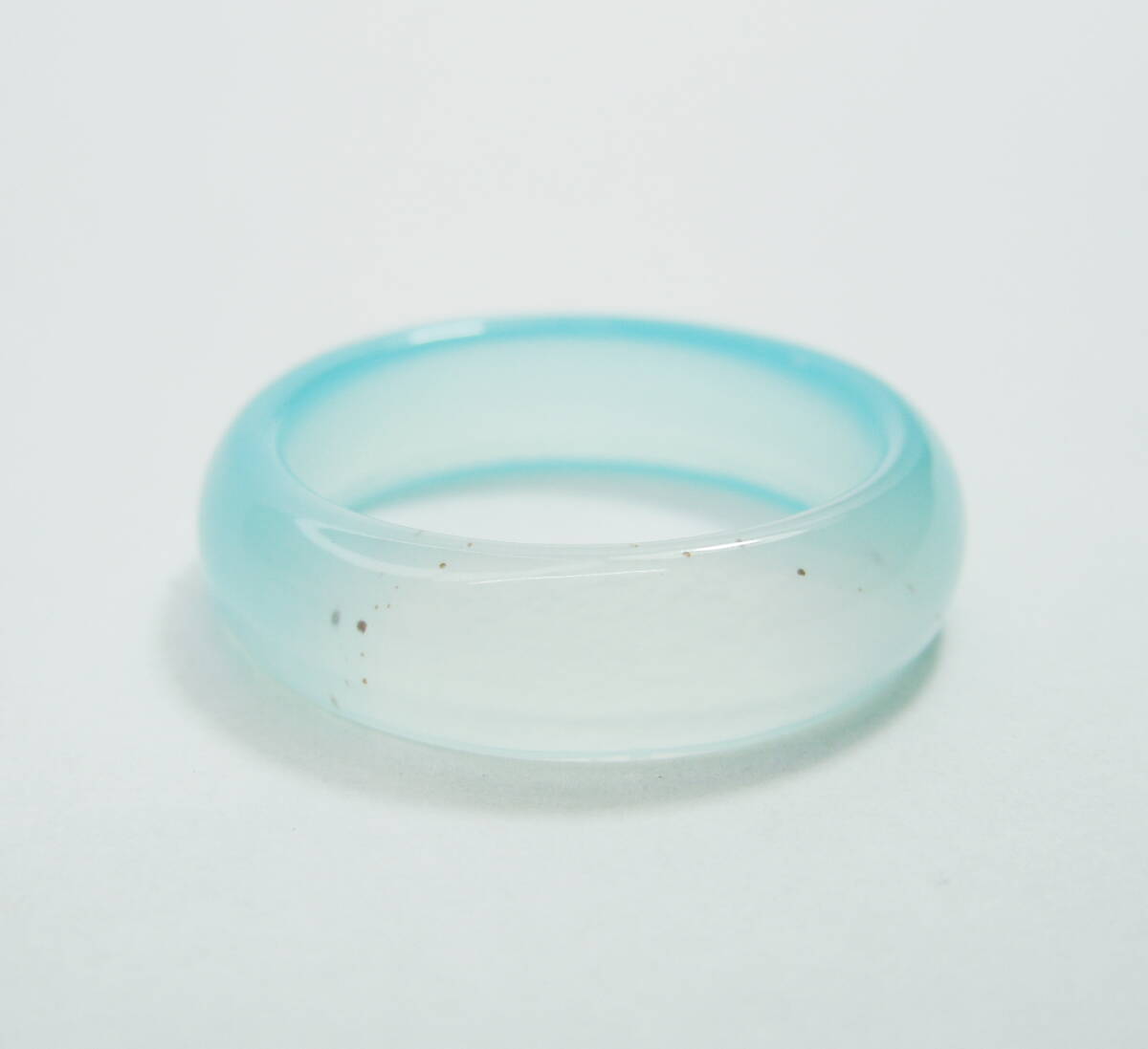 R13 メノウリング 約15号半 水色系 瑪瑙指輪 くりぬきリング 天然石 新品 リング 瑪瑙 指輪 めのう くり抜きリング 約15.5号 ライトブルー拍卖