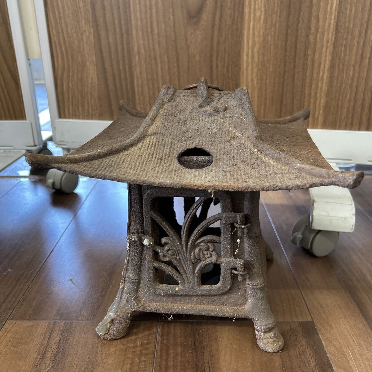 燈篭 鉄製 吊り灯篭 古鉄 鉄灯籠 アンティーク 時代物 102295r拍卖