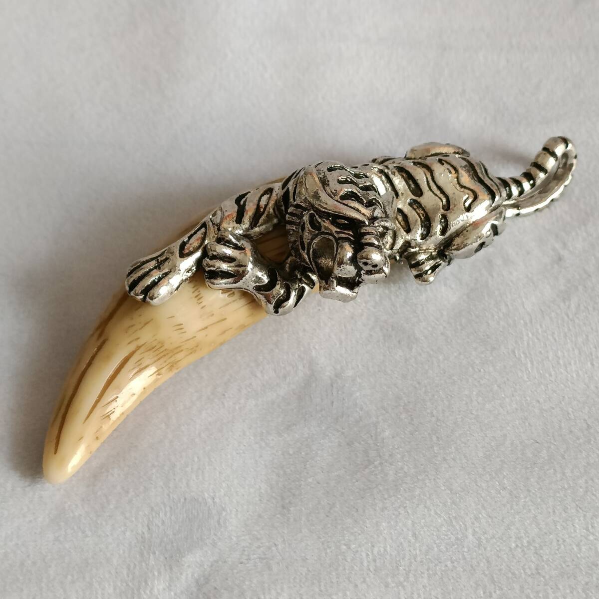 人気品上質トラ牙の工芸品 美術品 樹脂製 浮き彫り ストラップ 置物 鑑賞 美品 コレクション 装飾 アクセサリー拍卖