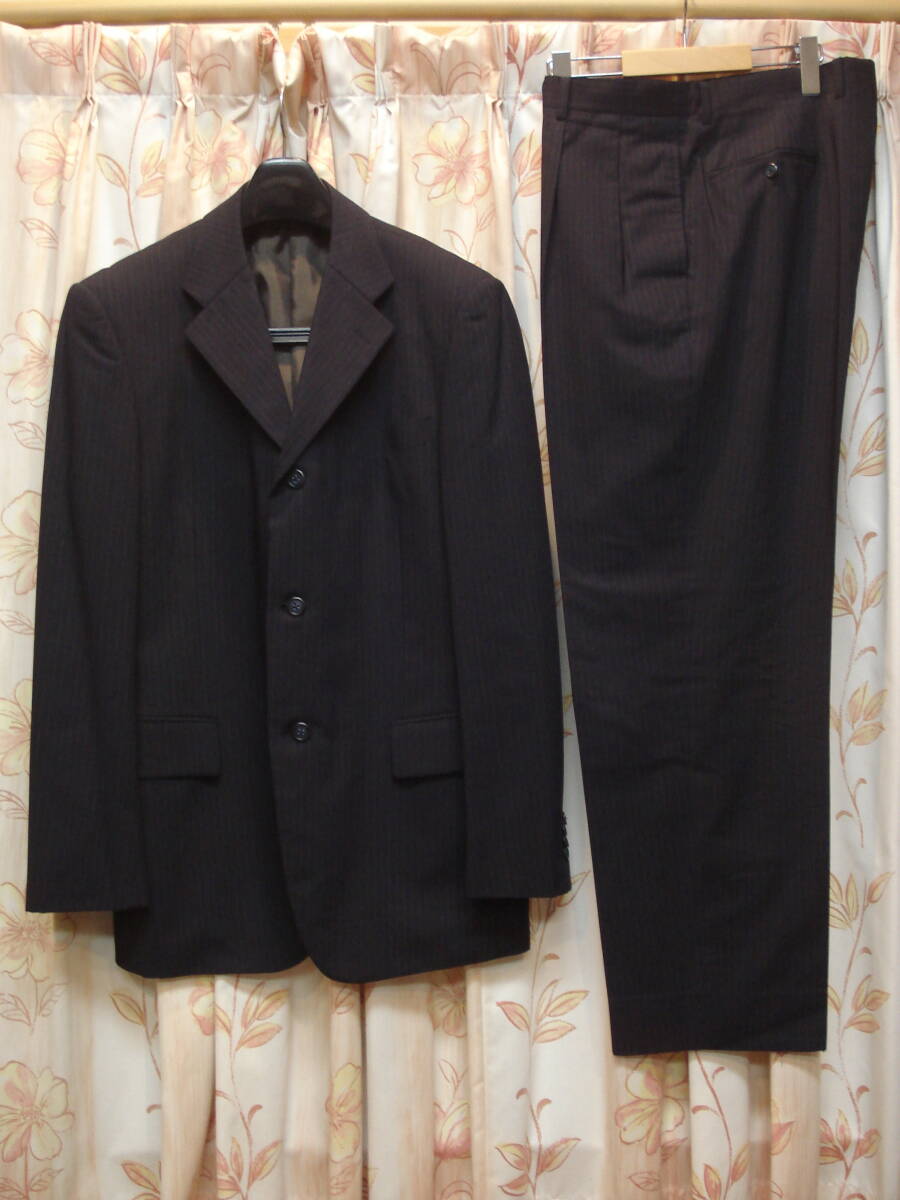 送料無料!美品!★秋・冬・春もの!AB7サイズ!大きな人用!ウェスト93cm!濃紺色同系統色ストライプ柄入!シングルスーツ!毛:70%!拍卖