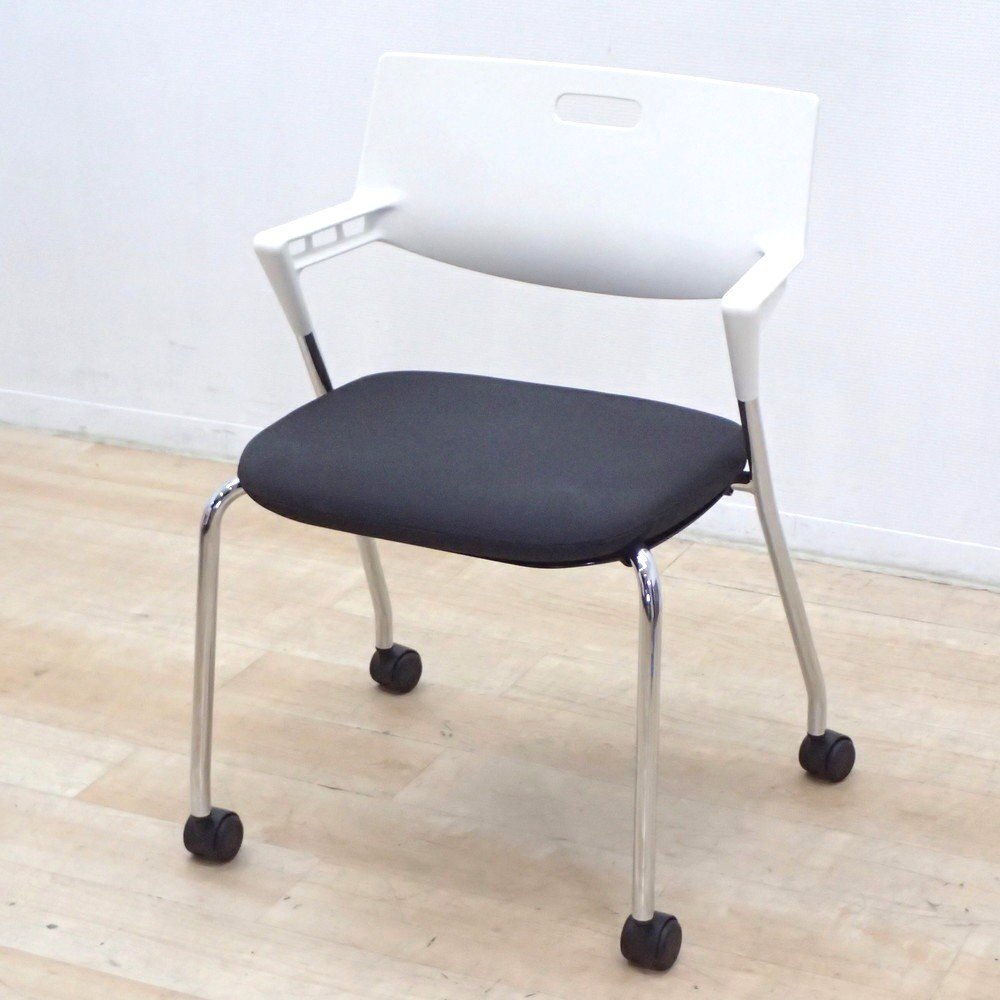 vitra. ヴィトラ スタッキングチェア 肘付 ホワイト/ブラック ミーティングチェア 会議椅子 キャスター EG18513 中古オフィス家具拍卖