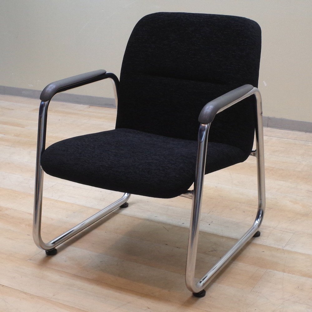 ミーティングチェア ブラック 肘付き 会議椅子 ラウンジチェア 応接 受付 待合 布張り ローバック くつろぎ EG12931 中古オフィス家具拍卖