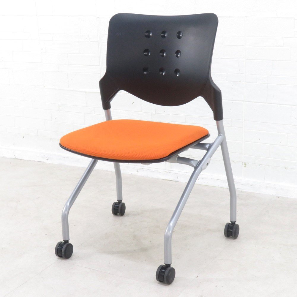 ★ラスト1脚 オカムラ okamura スタッキングチェア 93V4CZ ブラック/オレンジ ク 会議室 折り畳み ミーティング YH18536 中古オフ拍卖