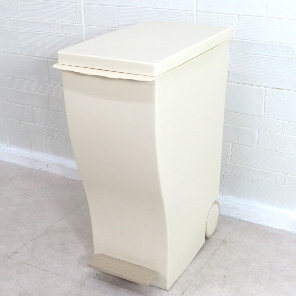 岩屋マテリアル Kcud クード ダストボックス ホワイト ペダル ゴミ箱 ごみ箱 フタ 蓋 33L キャスター 分別 YH13727 中古オフィス家具拍卖