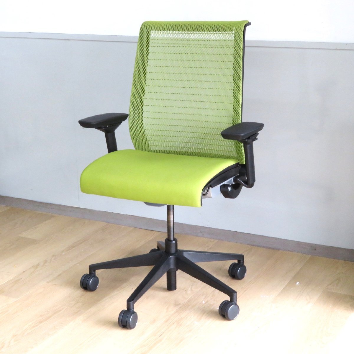 Steelcase スチールケース Think シンク 肘付オフィスチェア グリーン 事務椅子 キャスター メッシュ YH19068 中古オフィス家具拍卖