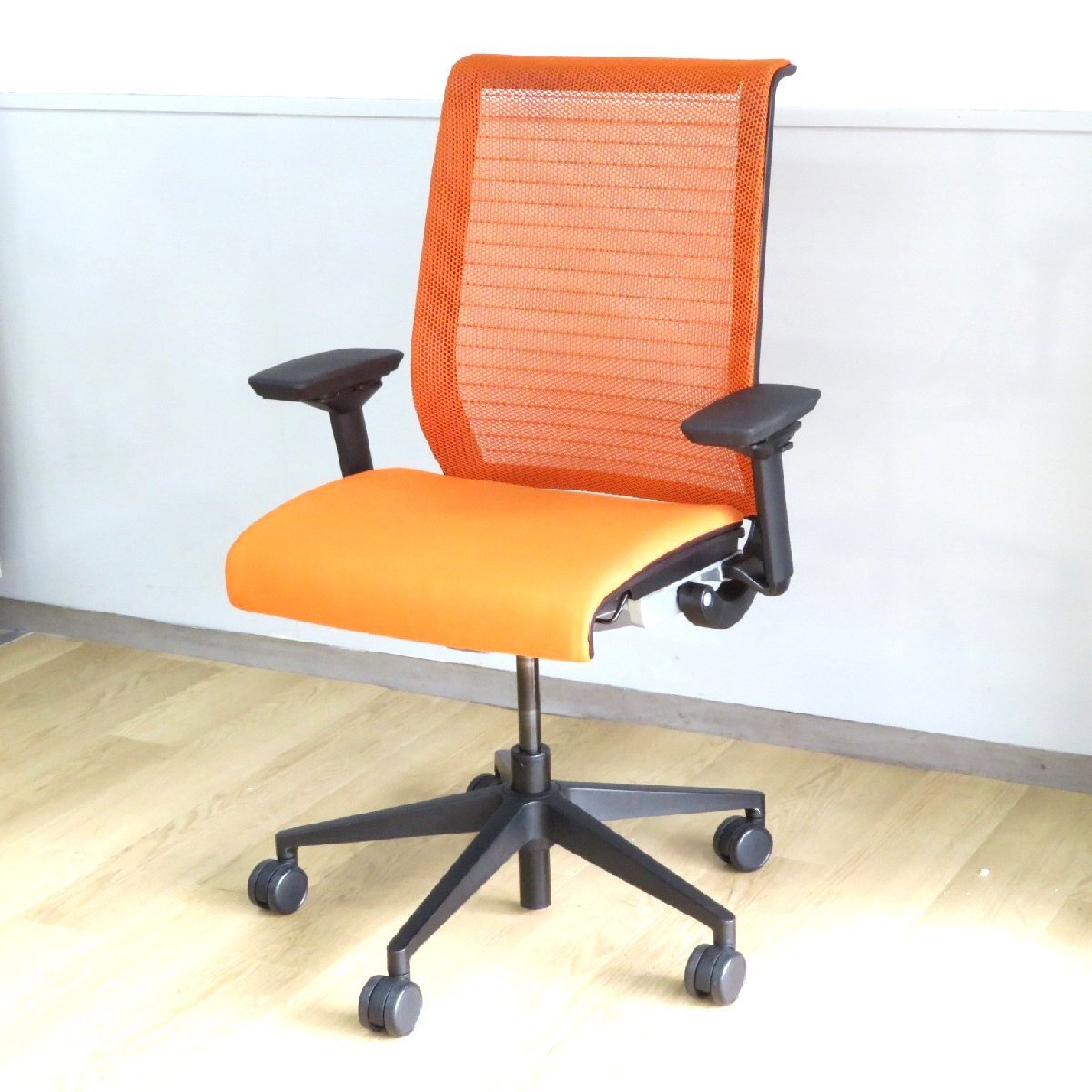 Steelcase スチールケース Think シンク 肘付オフィスチェア オレンジ 事務椅子 キャスター 上下昇降 メッシュ YH19069 中古オフィス家具拍卖