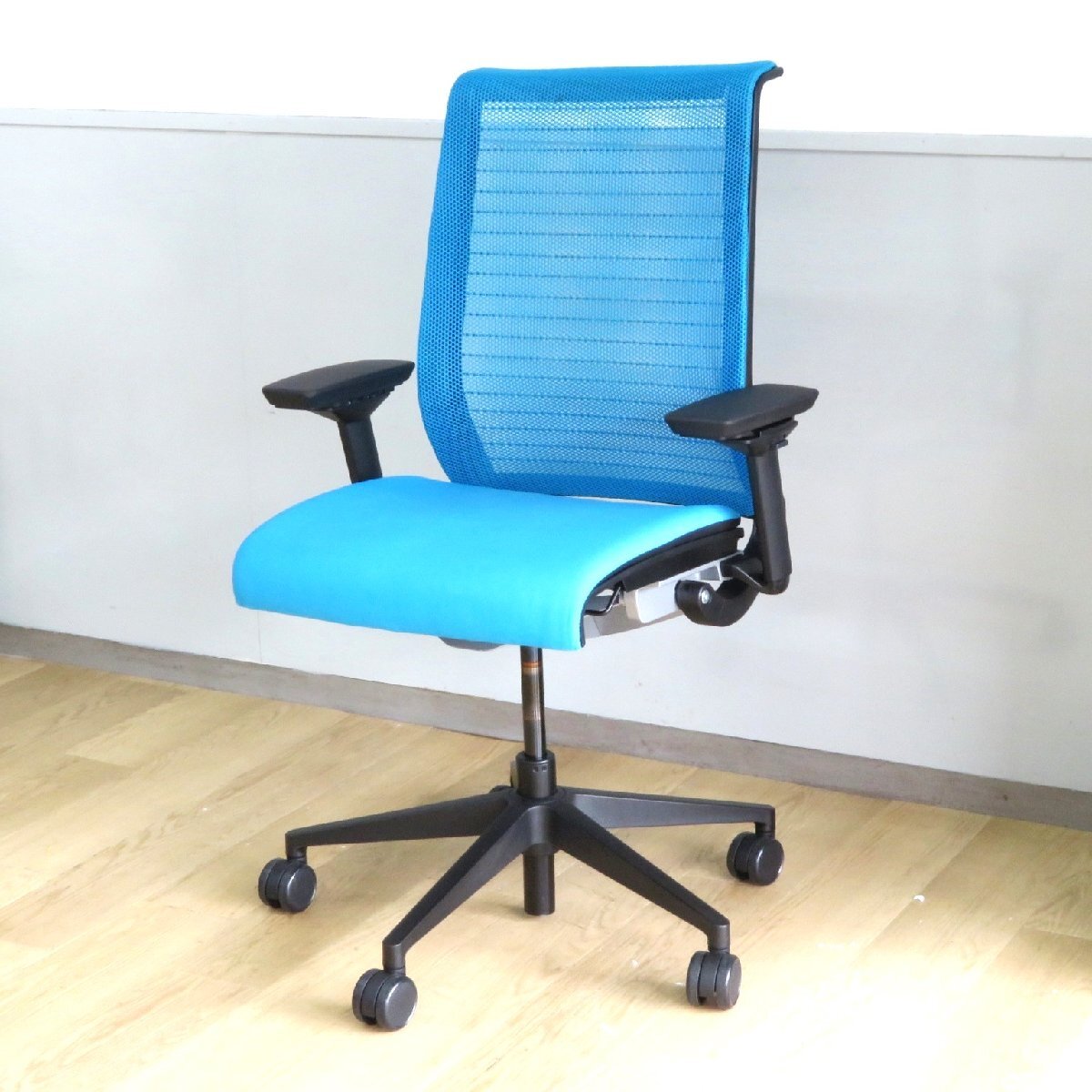 Steelcase スチールケース Think シンク 肘付オフィスチェア ブルー 事務椅子 キャスター 上下昇降 メッシュ YH19070 中古オフィス家具拍卖