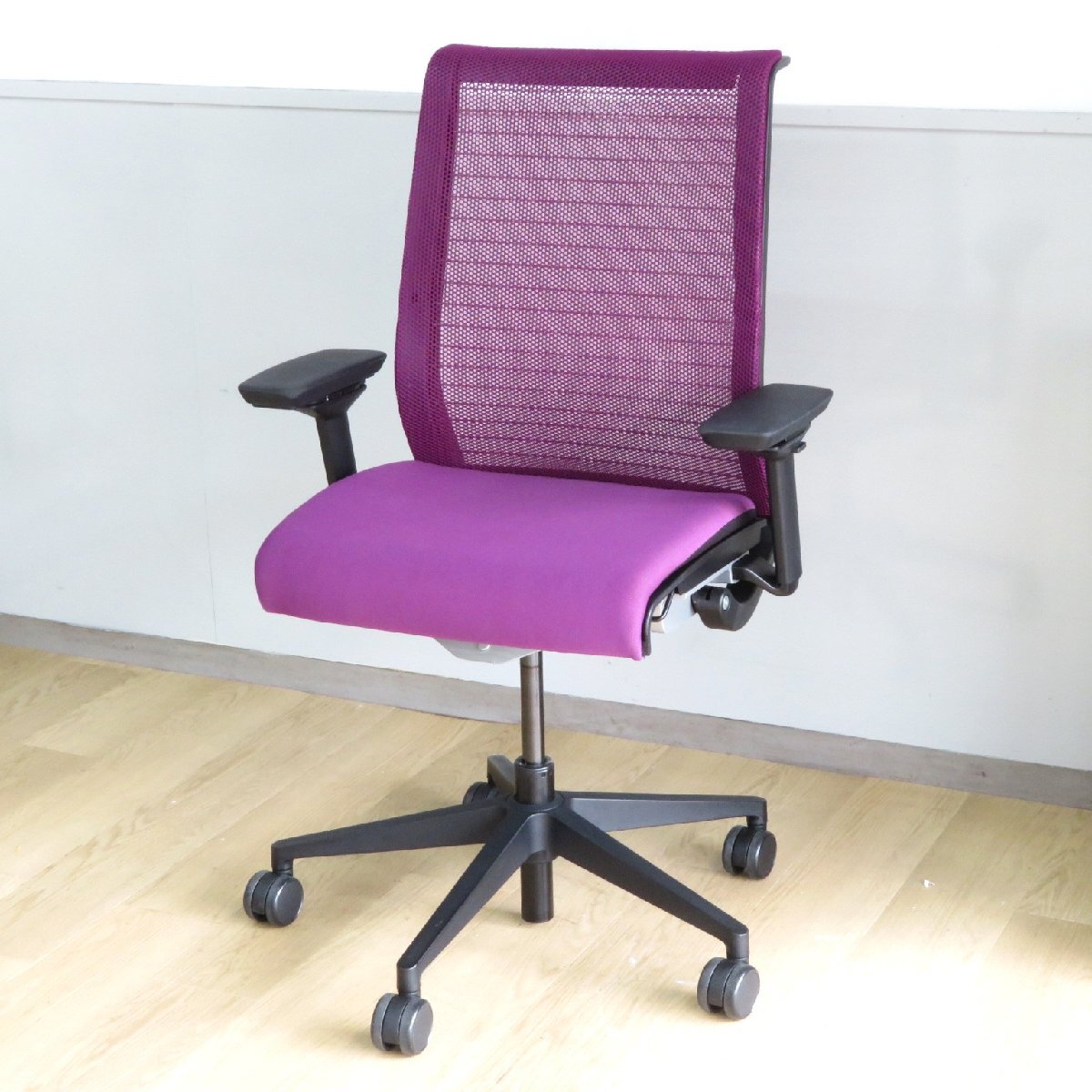 Steelcase スチールケース Think シンク 肘付オフィスチェア パープル 事務椅子 キャスター 上下昇降 メッシュ YH19071 中古オフィス家具拍卖
