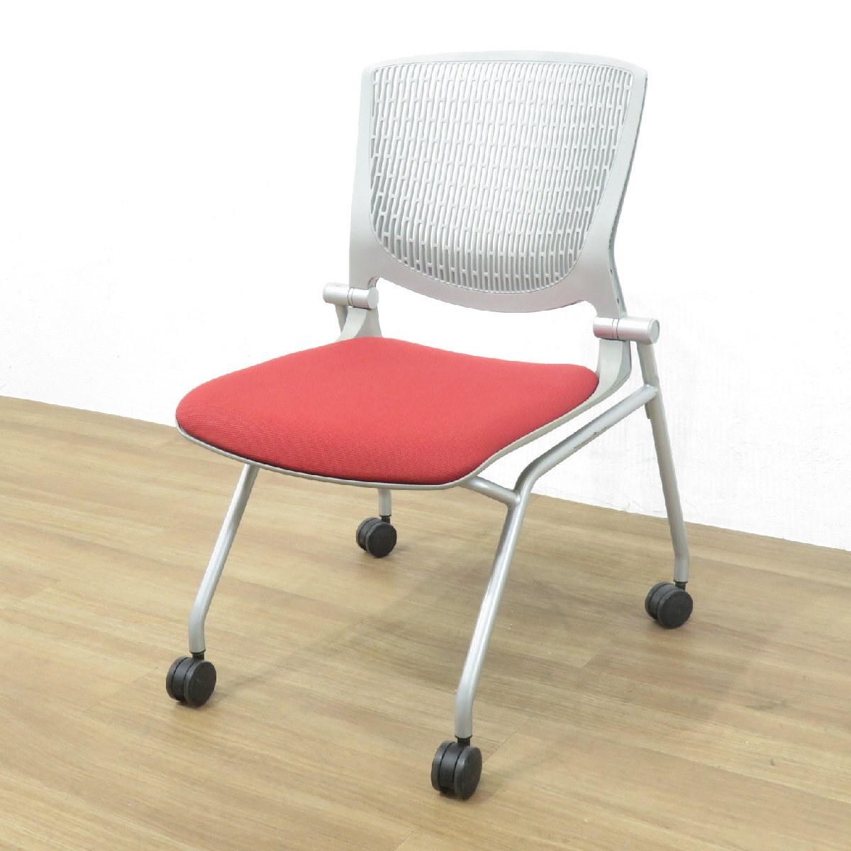 okamura オカムラ グラータ 肘無ネスティングチェア 8142JR レッド/グレー 肘無し 会議用 セミナー キャスター AG19184 中古オフィス家具拍卖