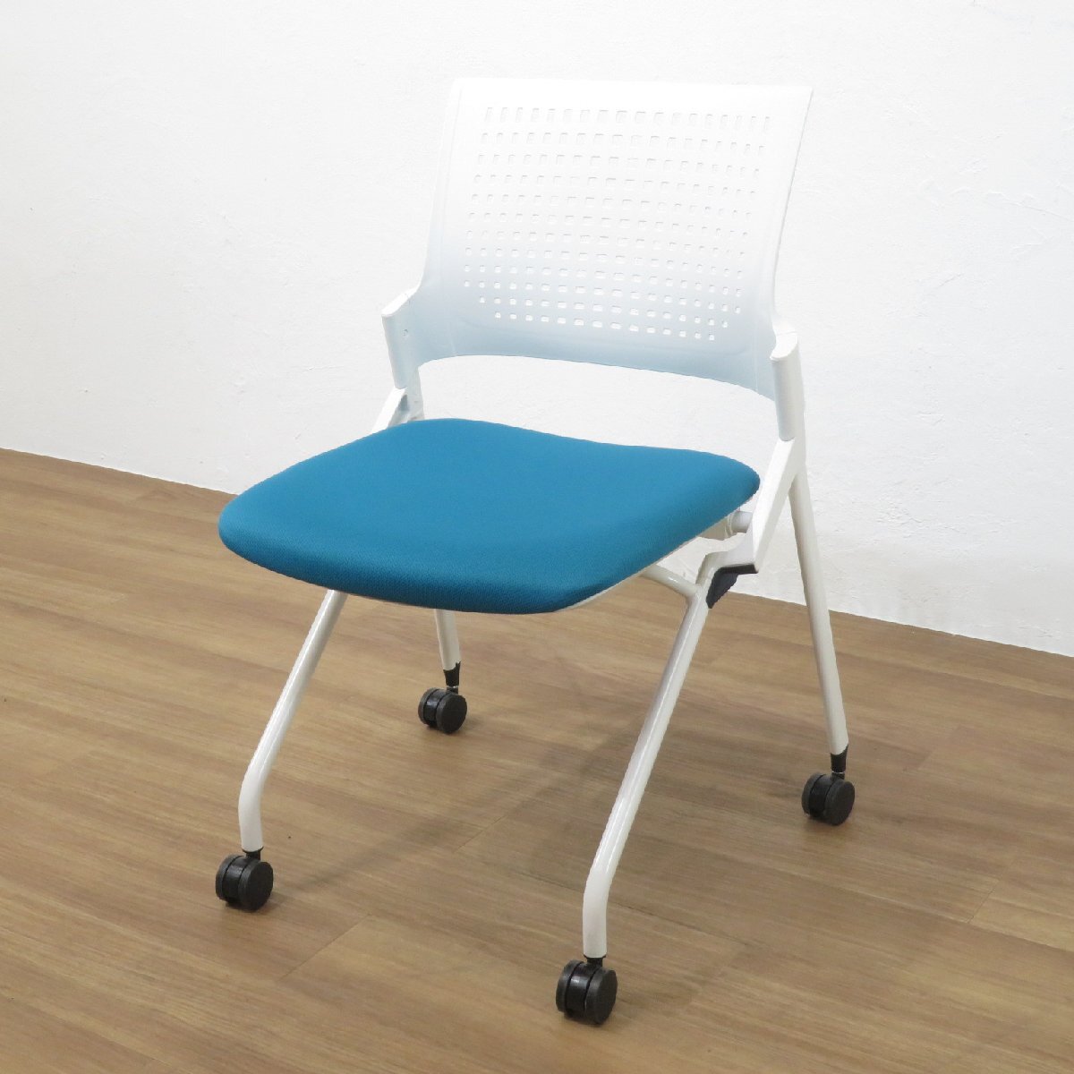 ITOKI イトーキ モノン 肘無ネスティングチェア KLD211PG-W9W9A3 ターコイズ 肘無し 会議椅子 講演 キャスター AG19191 中古オフィス家具拍卖