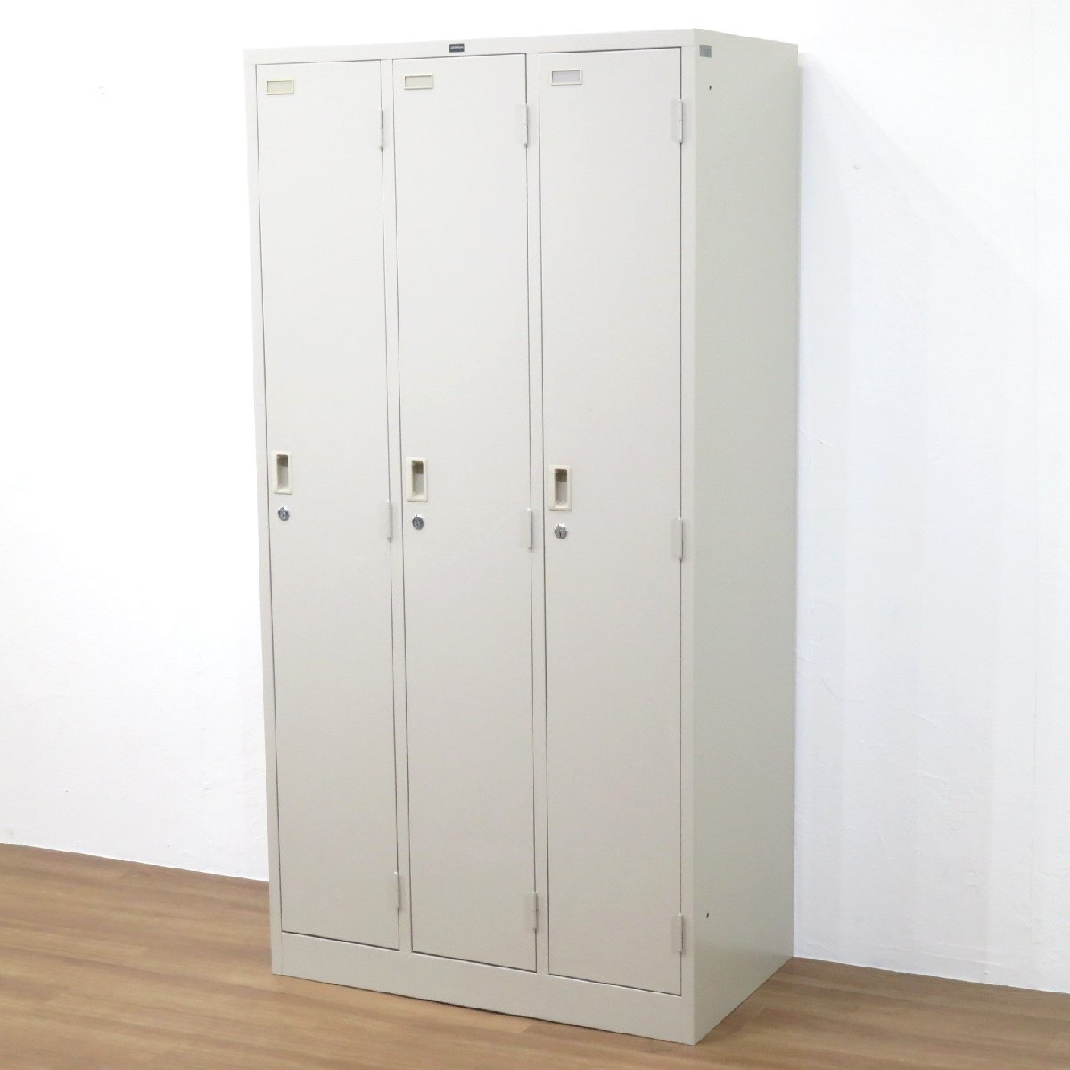 内田洋行 3人用ロッカー 211005 ニューグレー 三人用ロッカー 個人ロッカー 鏡 網棚 ハンガーパイプ 更衣室 YH19140 中古オフィス家具拍卖