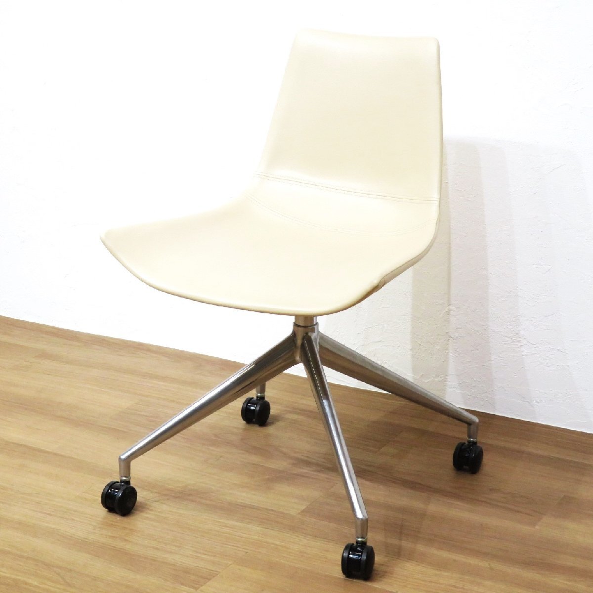 相合家具 ALEX ACS アレックス ACS ベージュ ミーティングチェア 肘無し カフェ レザー シンプル キャスター AG19028 中古オフィス家具拍卖