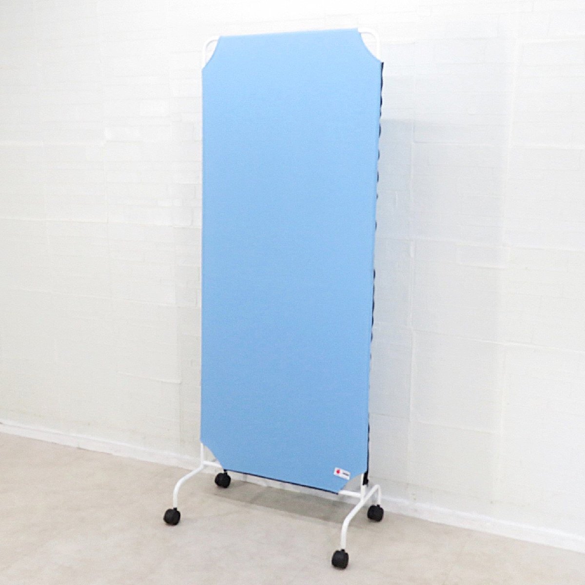 ナビス アズワン 自立式パーテーション ブルー 布 パーティション 間仕切り 防炎ニット生地 幅700 キャスター EG17467 中古オフィス家具拍卖