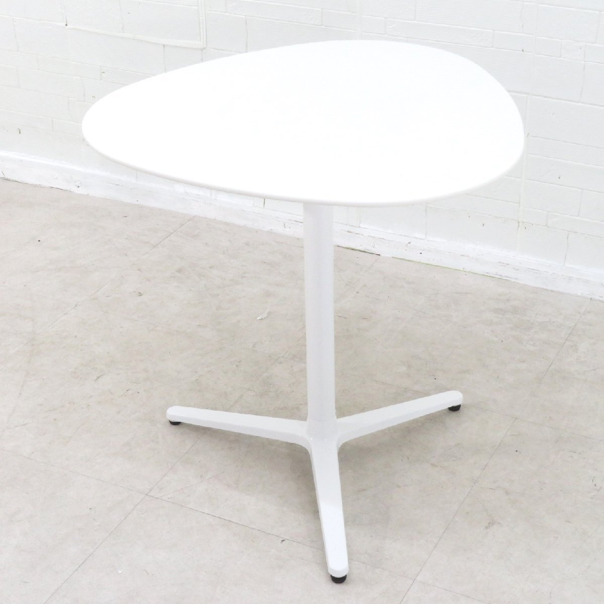 三角テーブル ホワイト 幅610×600 高さ600 カフェテーブル サイドテーブル おにぎり型 テーブル 多目的 休憩室 YH18298 中古オフィス家具拍卖