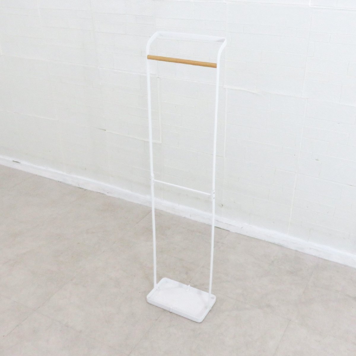 山崎実業 tower 傘立て ホワイト アンブレラスタンド 滴受け 玄関家具 吊り下げ収納 おしゃれ 北欧 エントランス YH16326 中古オフィス家具拍卖