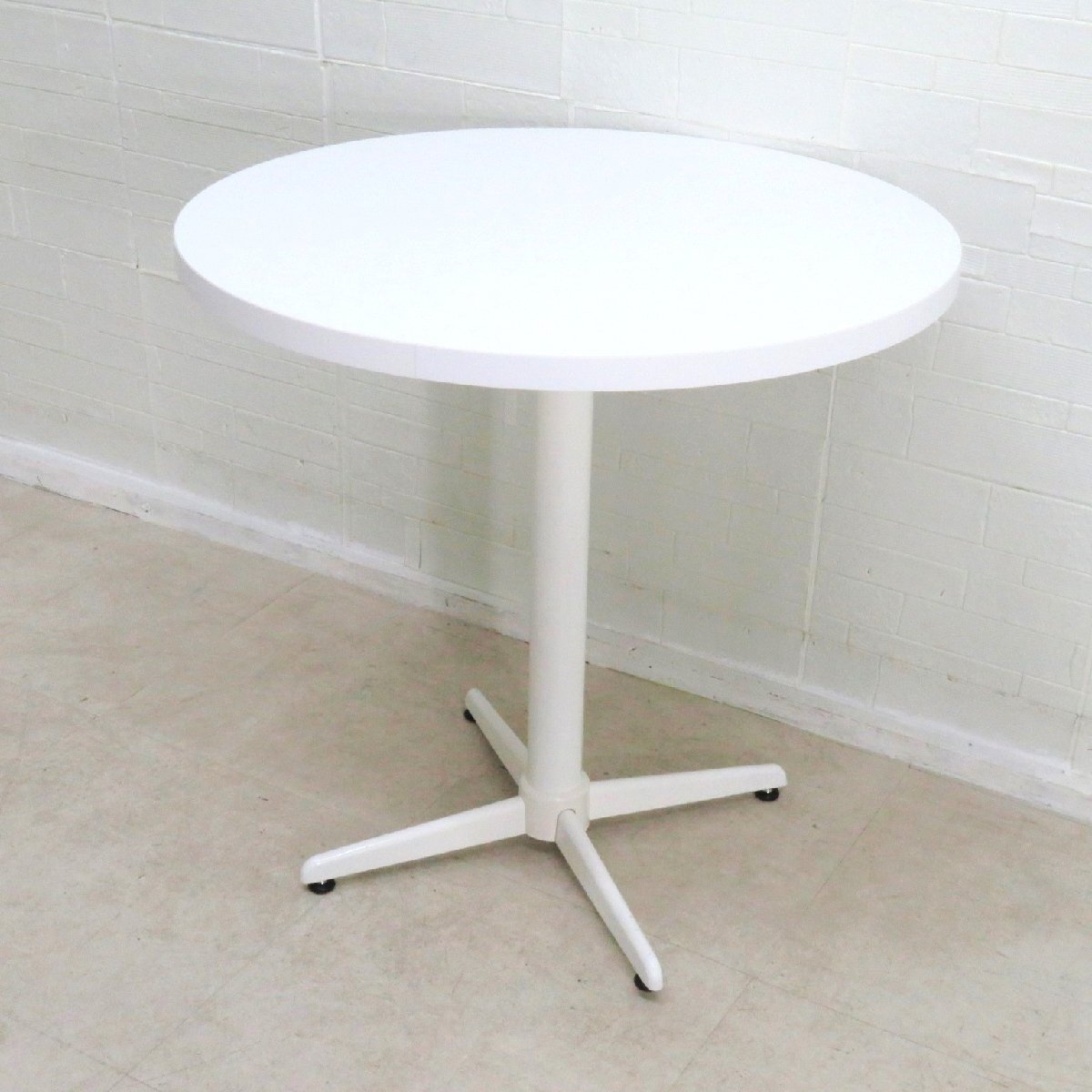 丸テーブル ホワイト 幅750㎜ 木目調 シンプル カフェ 多目的 休憩スペース リビング ダイニング アジャスター YH17614 中古オフィス家具拍卖