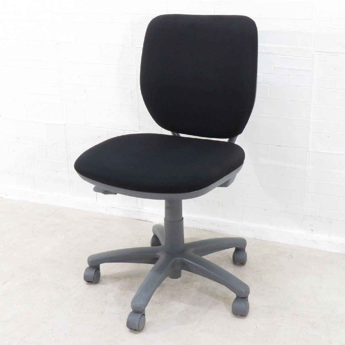 okamura オカムラ VILLAGE ビラージュ 肘無オフィスチェア 8VG11A FVG1 ブラック 事務椅子 上下昇降 布張り 在宅 YH18084 中古オフィス家具拍卖