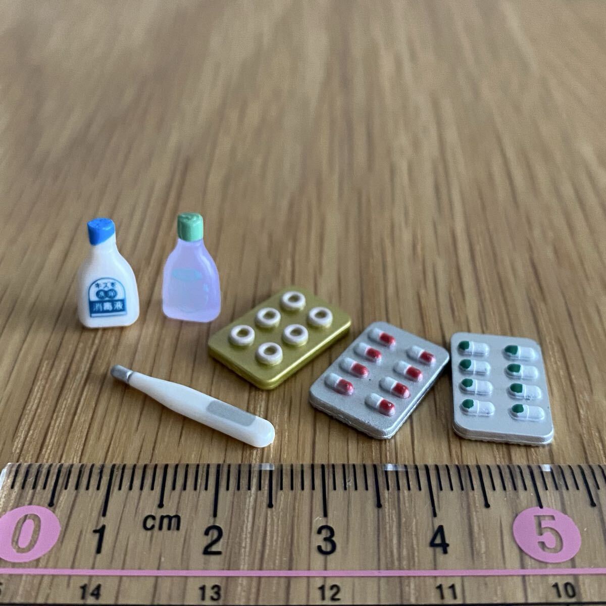 ミニチュア 救急セット 体温計 薬 シルバニアにも◎ ガチャ カプセルトイ ドール用 消毒液拍卖