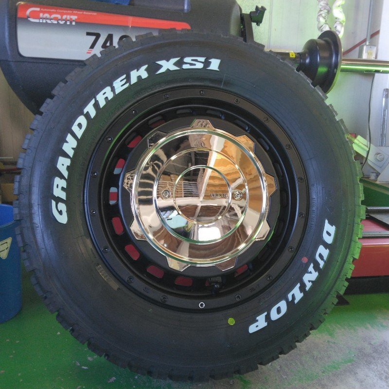 スタッドレス 新品4本セットジムニー シエラ JB74W タイヤホイール DUNLOP GRANDTREK XS1 215/70R16 16インチ LEXXEL SwaGGer拍卖