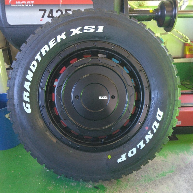 スタッドレス 新品4本セットジムニー シエラ JB74W タイヤホイール DUNLOP GRANDTREK XS1 215/70R16 16インチ LEXXEL SwaGGer拍卖