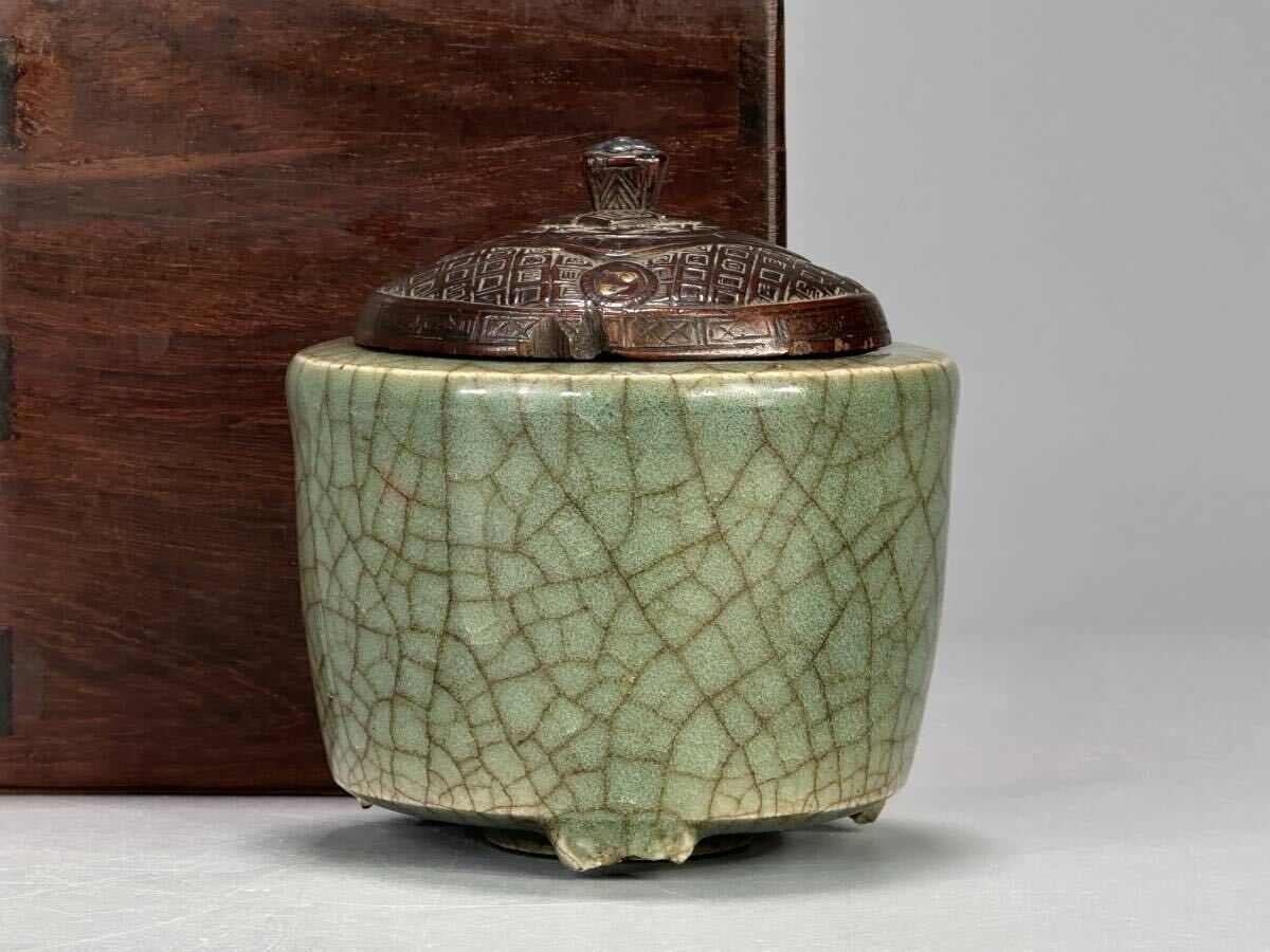 15UO26-3 中国美術 青磁 貫入文 唐木蓋在銘有 香道具 時代 唐物 拍卖