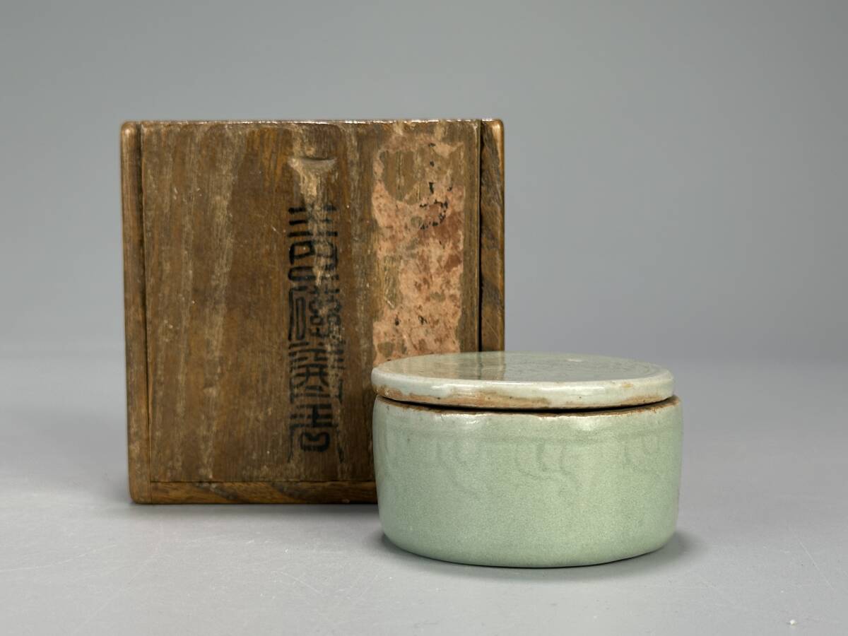 15LO25 中国美術 明~清時代 龍泉窯 青磁菊文香合 蓋物 古物保証 香道具 時代物 唐物 古玩 時代共箱付 拍卖