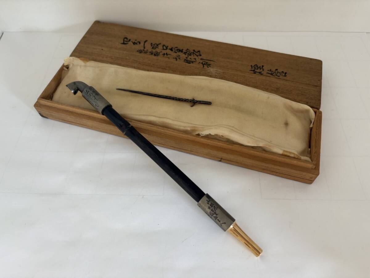 【K20 刻印】 キセル 喫煙具 金象嵌 彫金 煙管筒 時代物 40.4g 共箱付属拍卖