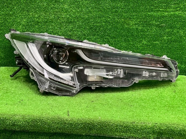 トヨタ カローラスポーツ ZWE213H ヘッドランプ右 拍卖