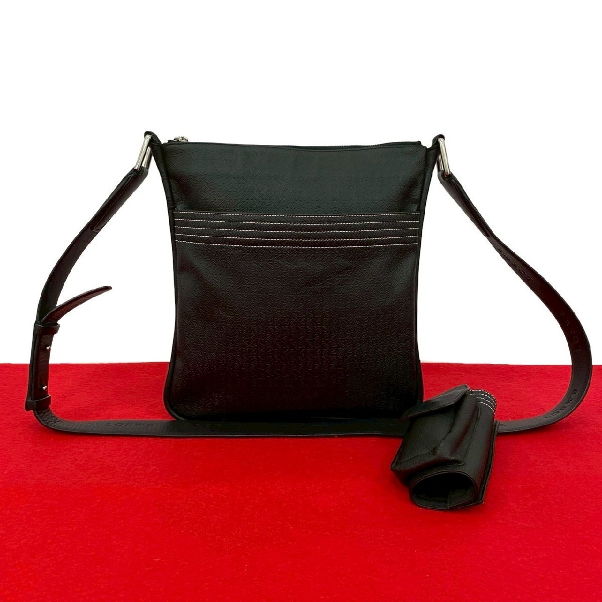 極 美品 希少品 ポーチ付き LOEWE ロエベ リピートアナグラム ロゴ 総柄 レザー ショルダーバッグ ポシェット サコッシュ ブラック 09012拍卖