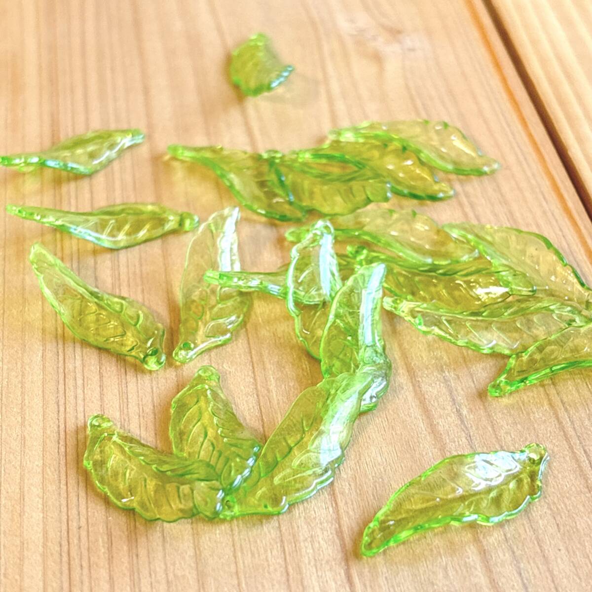 ハンドメイド クラフト パーツ ロングリーフ アクリルビーズ クリア グリーン 20枚拍卖