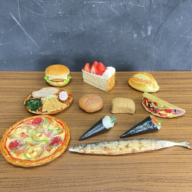 食品サンプル 11点 ハンバーガー ショートケーキ ピザ ラーメン 秋刀魚 パン 手巻き いくら 胡瓜 【中古】/ 514204拍卖