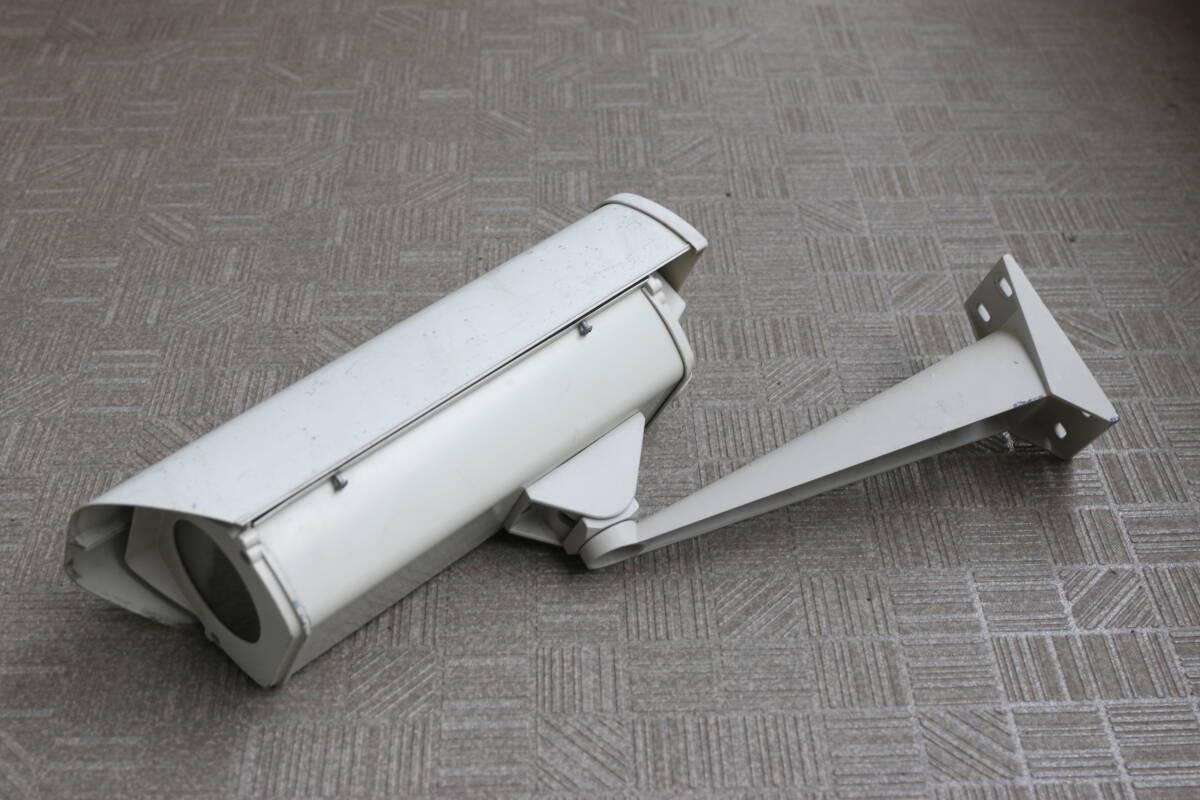 【分解清掃済み】屋外用 防犯カメラ ハウジング 壁面取付用 ダミーにも ホワイト ボックス型カメラ 取り付け台座付き拍卖