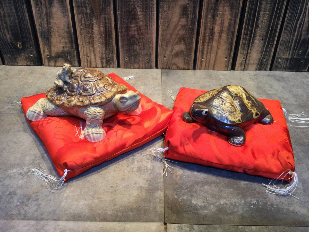 昭和レトロ 陶器 信楽焼 焼き物 亀の置物 2点 座布団付き 縁起物 縁起置物/開運/招福 インテリア 置物拍卖