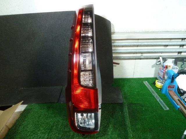 【6393】/エスクァイア ZRR80G 左テールランプ拍卖