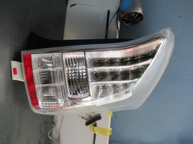 【7434】/ プリウス ZVW30 右テールランプ ユニット 81551-47122拍卖